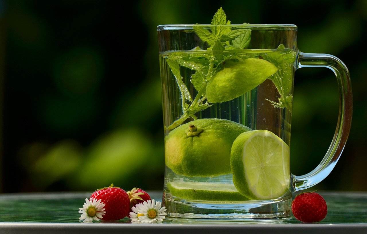 Attenzione! Scopri cosa succede al tuo corpo se bevi acqua e limone ogni giorno!