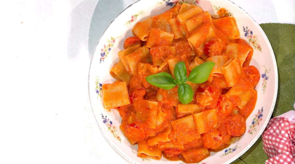 È sempre mezzogiorno, ricetta di oggi 20 settembre 2024: mezzi paccheri ai 3 pomodori di Daniele Persegani