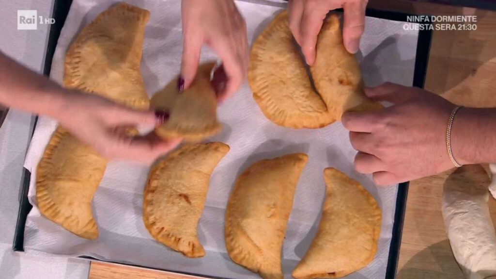 É sempre mezzogiorno, ricetta di oggi 28 ottobre 2024: Panzerotti pugliesi di Daniele Persegani