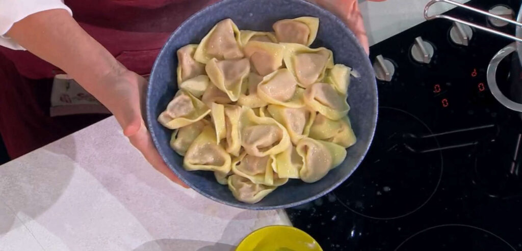 É sempre mezzogiorno, ricetta di oggi 28 ottobre 2024: tortelli alla zucca di Alessandra Spisni.