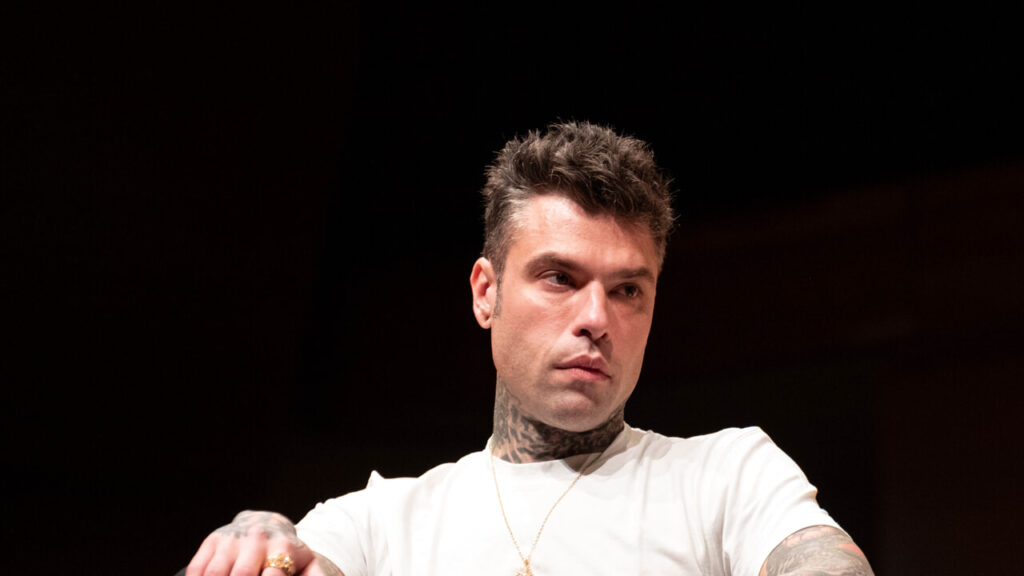 Fedez parla chiaro sul caso ultrà e difende l’amicizia con Lucci