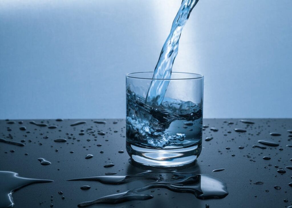 Scopri gli effetti sorprendenti dell’acqua dura prima di dormire: benefici per cuore, glicemia e colesterolo!