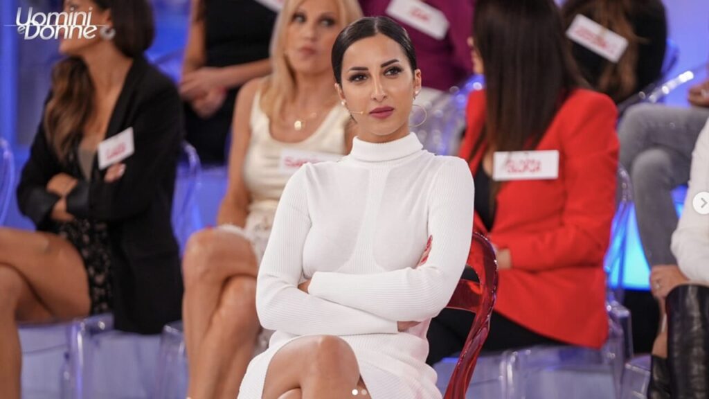 Il trono dell’ex volto di Temptation Island, Francesca Sorrentino, sta vivendo momenti di grande tensione. La tronista si trova infatti a gestire l’abbandono di Paolo e l’assenza di risposte da parte di Francesco, presente in studio ma isolato a causa di problemi di salute. Le dinamiche tra i corteggiatori non sembrano promettenti e il futuro della scelta è incerto. A complicare le cose ci sono anche le turbolenze nel trono di Martina, mentre nel Trono Over ci sono nuovi arrivi e chiusure che continuano a tenere alta l’attenzione del pubblico.

<ul>
    <li>Francesca rischia di arrivare alla scelta senza corteggiatori.</li>
    <li>Francesco non risponde alle chiamate della redazione né a quelle della tronista.</li>
    <li>Turbolenze tra Martina e Gianmarco, con tensioni sul comportamento infantile.</li>
</ul>
Francesca Sorrentino tra abbandoni e silenzi nel trono incerto