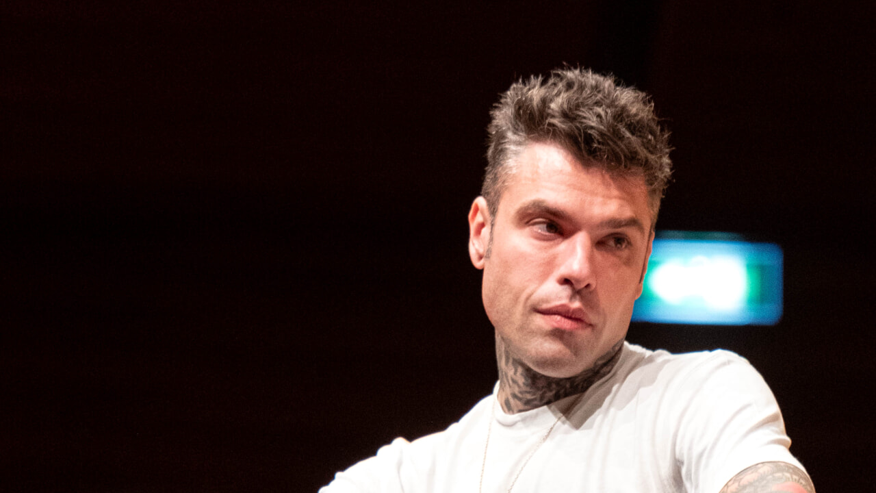 Fedez e l’autobiografia che svela il suo viaggio tra malattia, paternità e amore per Chiara Ferragni