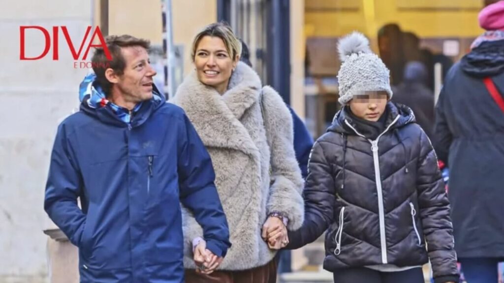 Carlotta Mantovan, vedova dell’amato conduttore Fabrizio Frizzi, è stata avvistata mentre passeggiava serena con la figlia Stella e il nuovo compagno francese. Le immagini, diffuse dal settimanale Diva e Donna, mostrano un momento di felicità familiare che riflette una nuova fase della sua vita. La giornalista ha recentemente affermato di essere pronta a riaprire il suo cuore all’amore, dopo aver condiviso con Frizzi una storia unica e irripetibile. La serenità mostrata durante questa passeggiata sembra confermare che Carlotta stia vivendo un momento di rinascita.

<ul>
  <li>Carlotta è stata paparazzata con il nuovo fidanzato e la figlia.</li>
  <li>Un anno fa, aveva dichiarato di essere pronta a riaprire il suo cuore.</li>
  <li>Si era trasferita in Francia dopo la scomparsa di Fabrizio, ora si parla di un ritorno a Roma.</li>
</ul>
Carlotta Mantovan e la sua nuova vita tra amore e serenità familiare