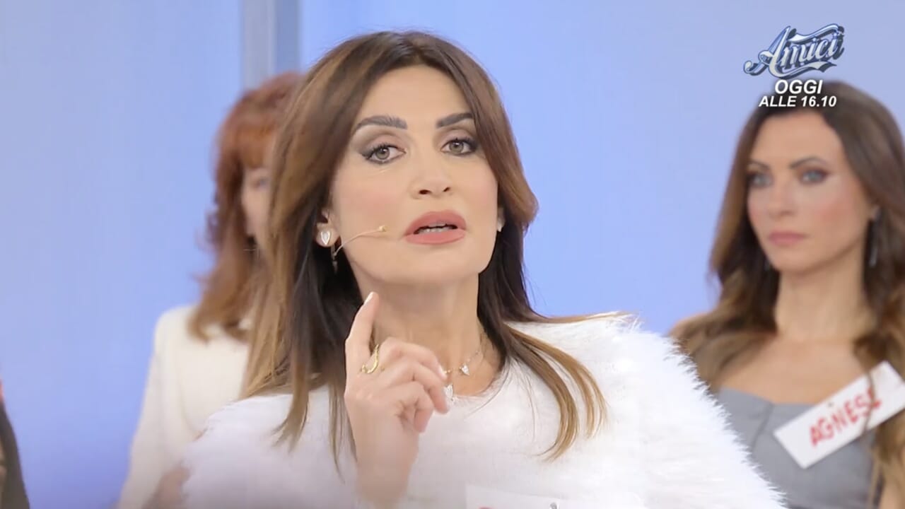 Barbara De Santi in cerca di amore tra critiche e nuovi incontri