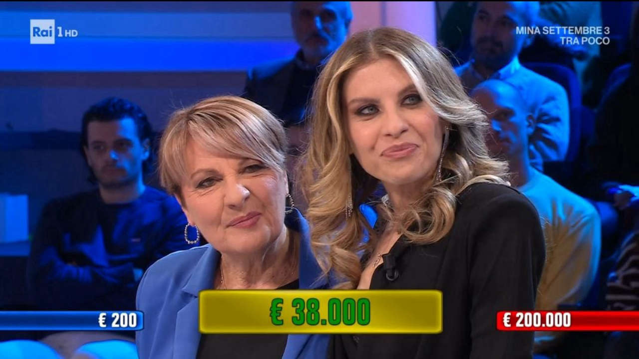 Affari Tuoi Simona non segue l’istinto e accetta l’offerta del dottore, nel suo pacco c’erano 200mila euro.