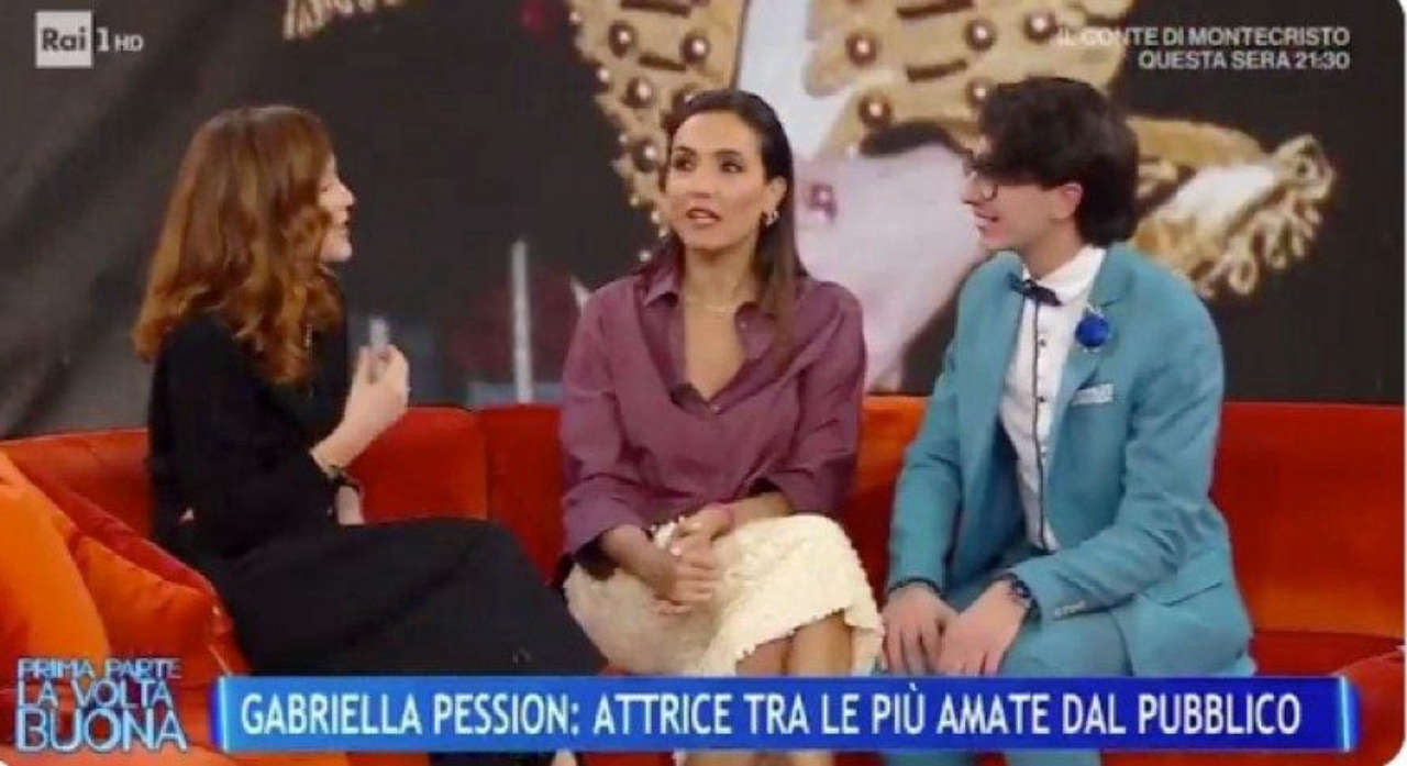 Gabriella Pession e la lettera a Michael Jackson, poi saluta un giovane del pubblico con affetto e sorpresa