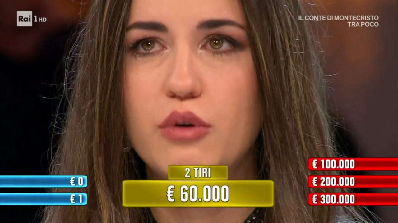 Chiara in lacrime ad Affari Tuoi accetta 60mila euro mentre il podio è ancora in gioco: il contenuto del suo pacco.