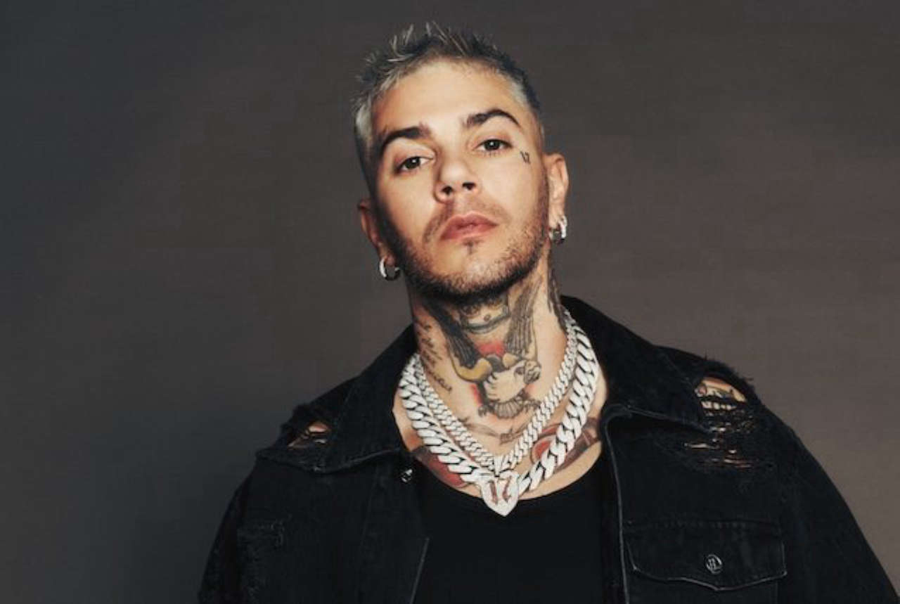 Emis Killa si ritira da Sanremo 2025 a seguito dell’indagine per associazione a delinquere