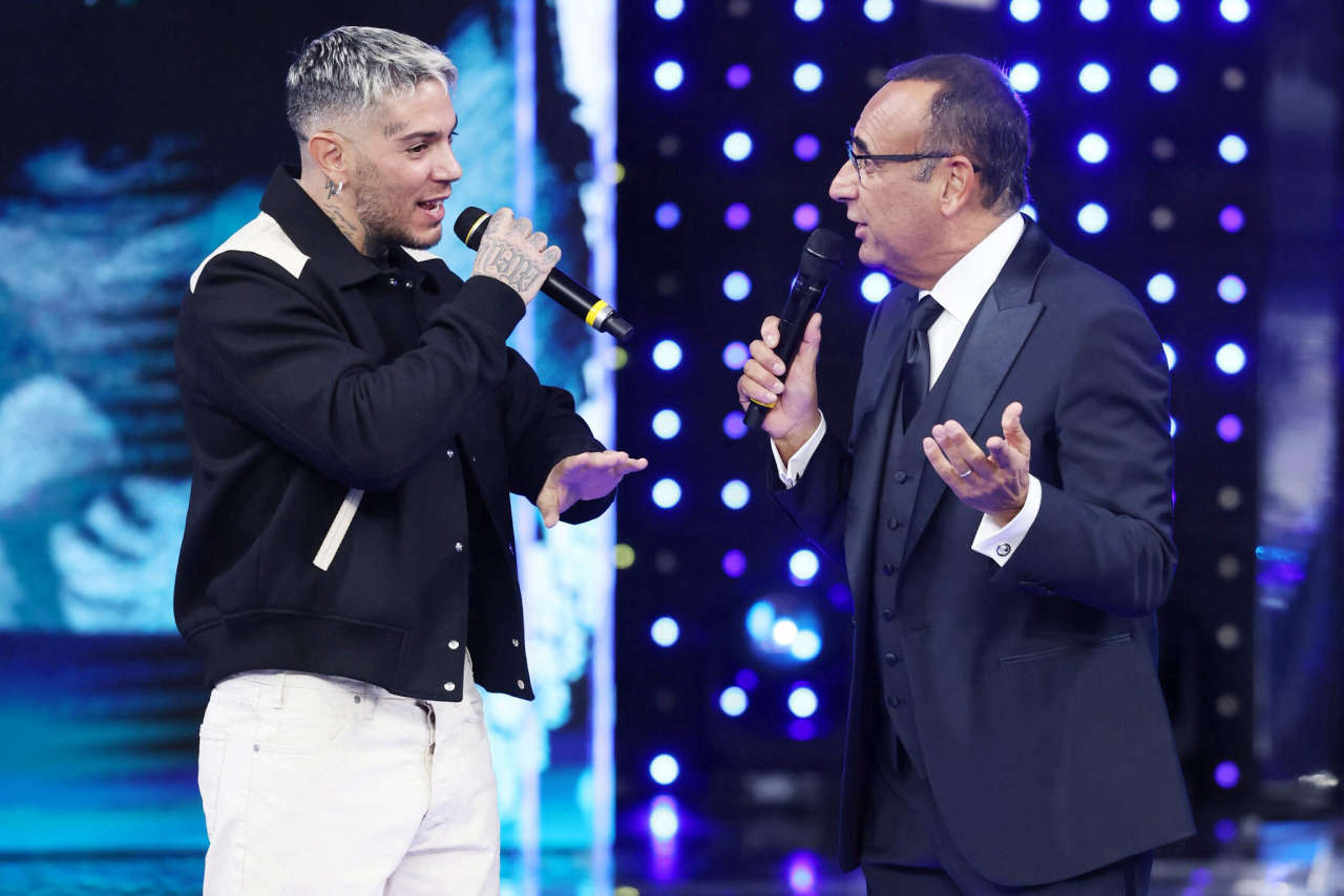 Carlo Conti commenta il ritiro di Emis Killa da Sanremo 25: Comprendo il suo stato d’animo.