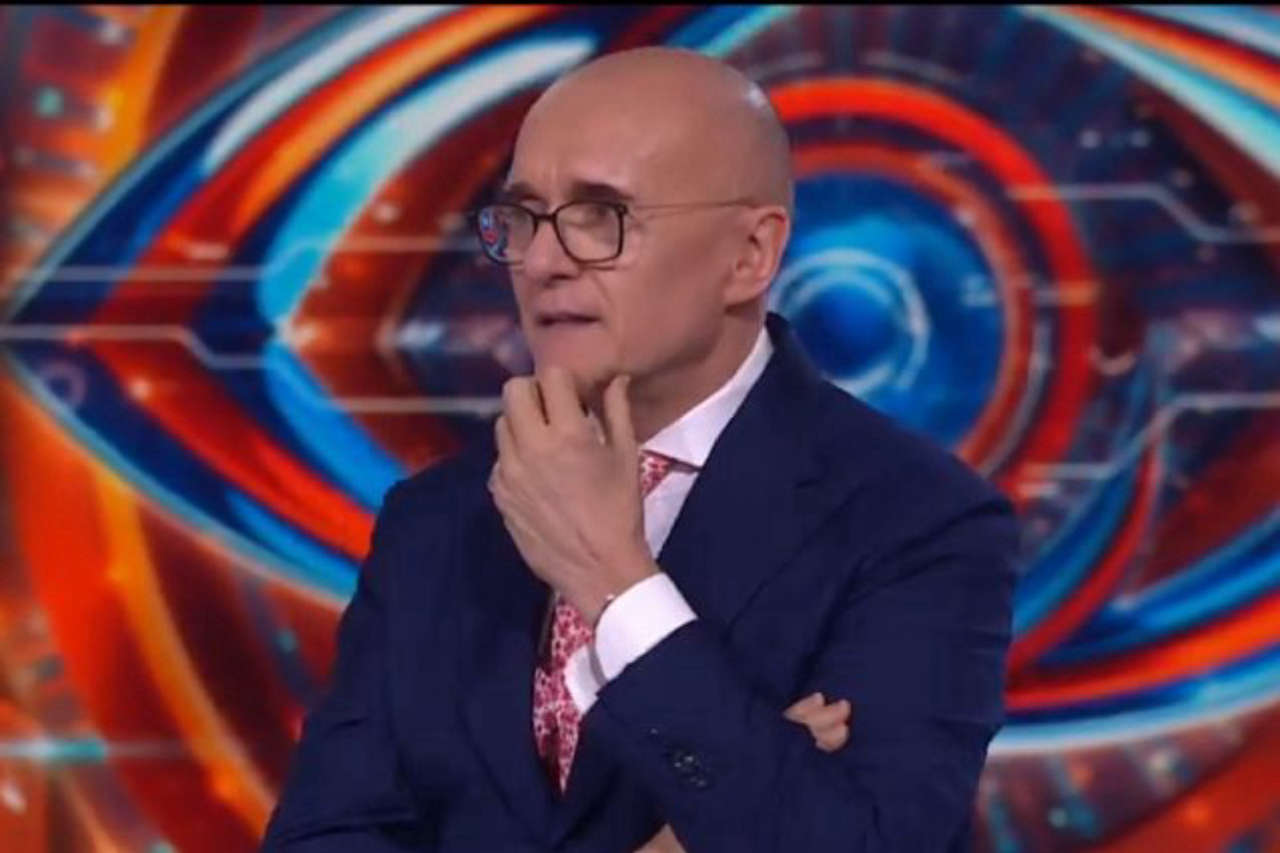 Grande Fratello: Alfonso Signorini in difficoltà durante la diretta, accusa febbre alta e teme di svenire.