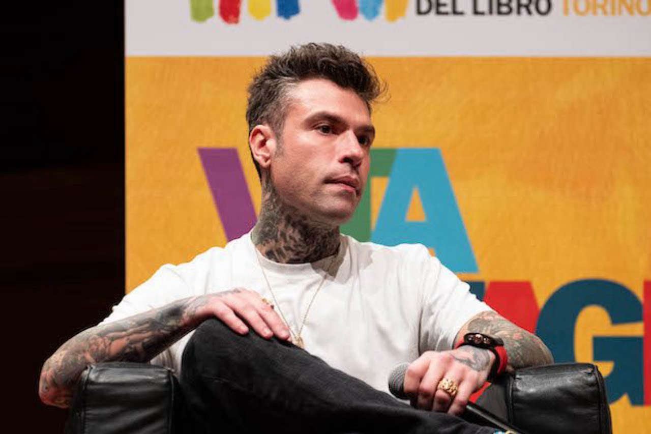 Fedez rompe il silenzio sul caso Montini, ammettendo l’errore di averne discusso con Fabrizio Corona.