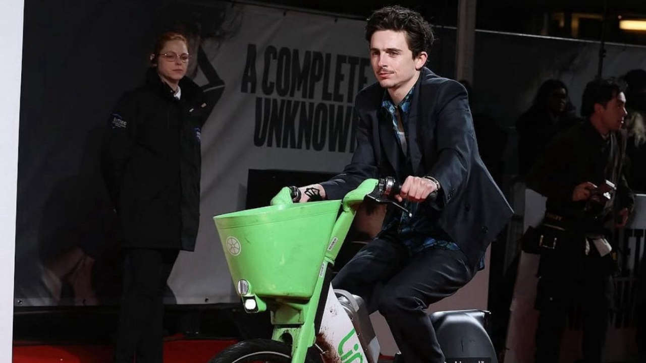 A Complete Unknown: Timothée Chalamet multato con 80 dollari per parcheggio scorretto della bici sul red carpet