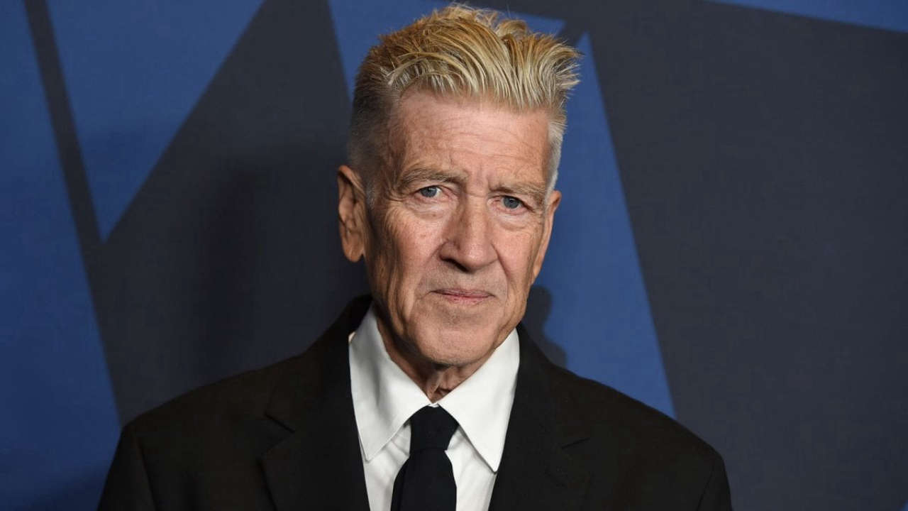 David Lynch è scomparso all’età di 78 anni, noto per i suoi capolavori come Blue Velvet e Mulholland Drive.