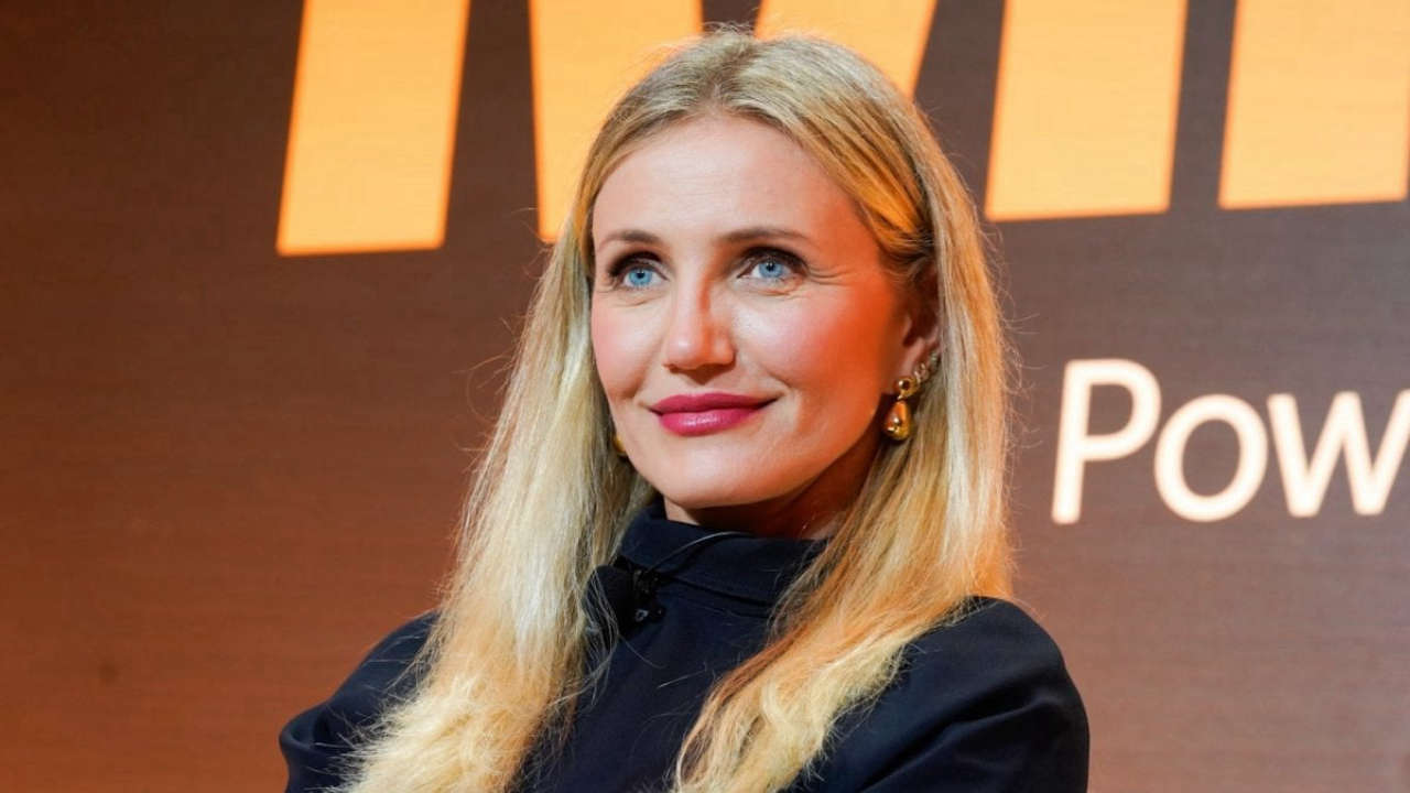 Cameron Diaz sfotte Donald Trump affermando che Elon Musk è il vero presidente. Riguardo al suo ritorno, esprime il desiderio di tornare a recitare in commedie per mamme.