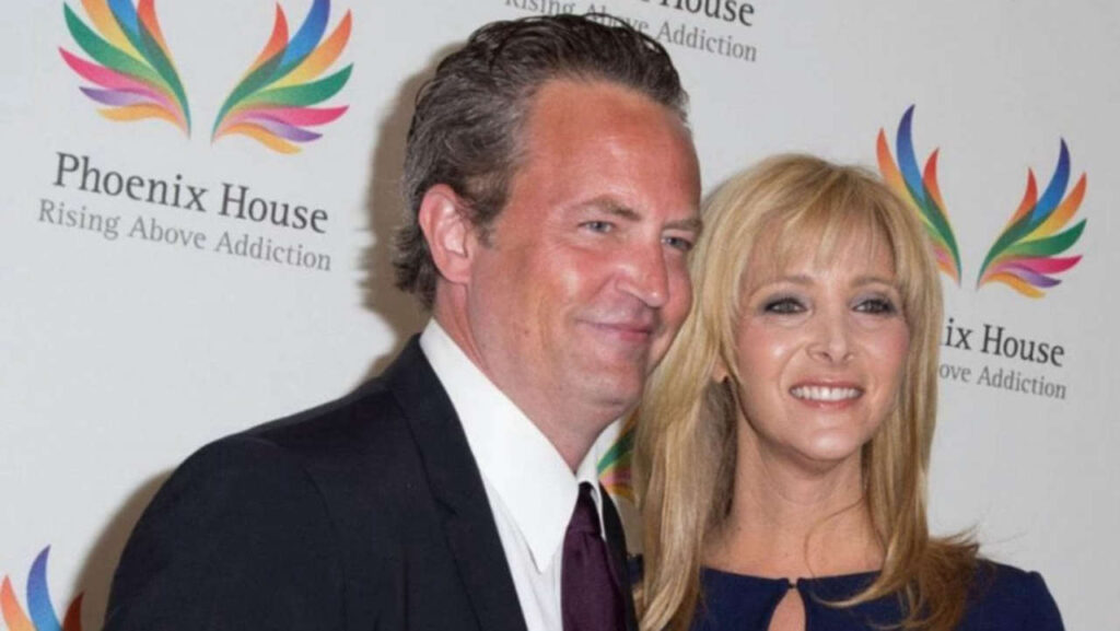 Friends, Lisa Kudrow scopre un biglietto di Matthew Perry dopo vent’anni: il tempismo è fondamentale