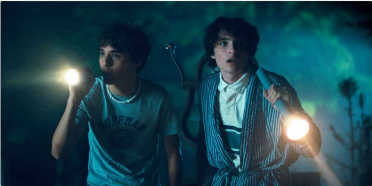 Stranger Things: Finn Wolfhard in fuga da un killer nel trailer dello slasher Hell of a Summer