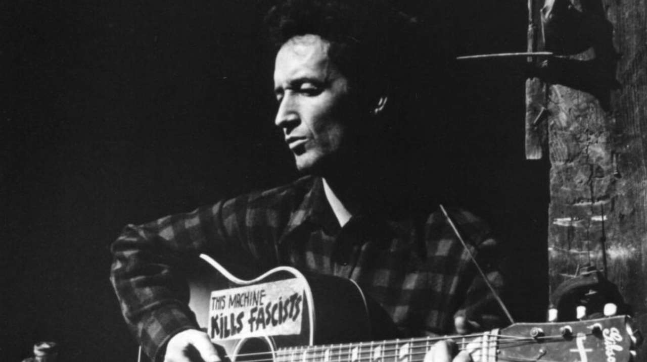 A Complete Unknown: la vita di Woody Guthrie, cantautore ribelle contro le ingiustizie sociali.