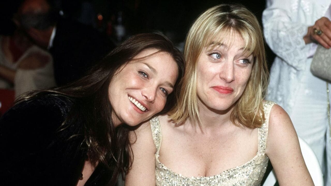 Valeria Bruni Tedeschi e Carla Bruni raccontano l’infanzia parigina tra ricordi di severità e storie natalizie