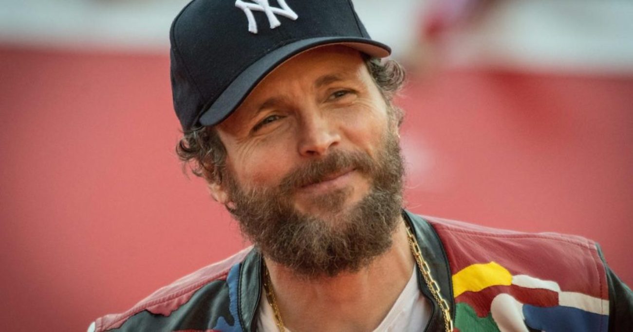 Sanremo 2025, l'abito di Jovanotti ospite al Festival: look e stilista