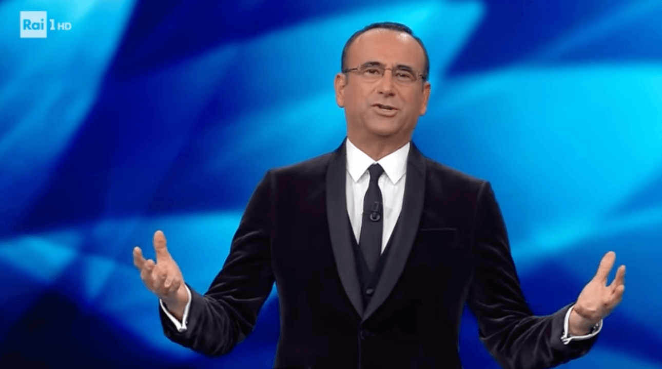 Sanremo 2025, abiti Carlo Conti serata finale del Festival: look, stilista