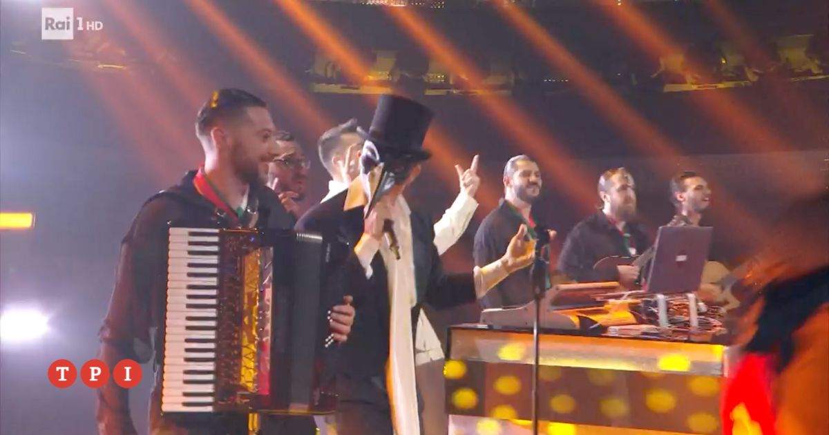 Sanremo 2025, chi è il cantante mascherato che interpreta Tutta l'Italia