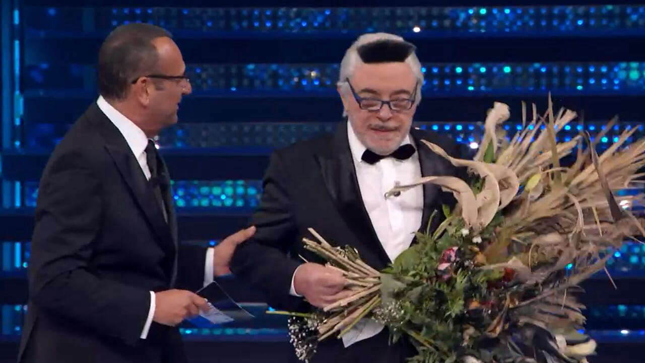 Sanremo 2025: Nino Frassica porta moda e comicità sul palco con Carlo Conti, un mix esplosivo di divertimento e stile!