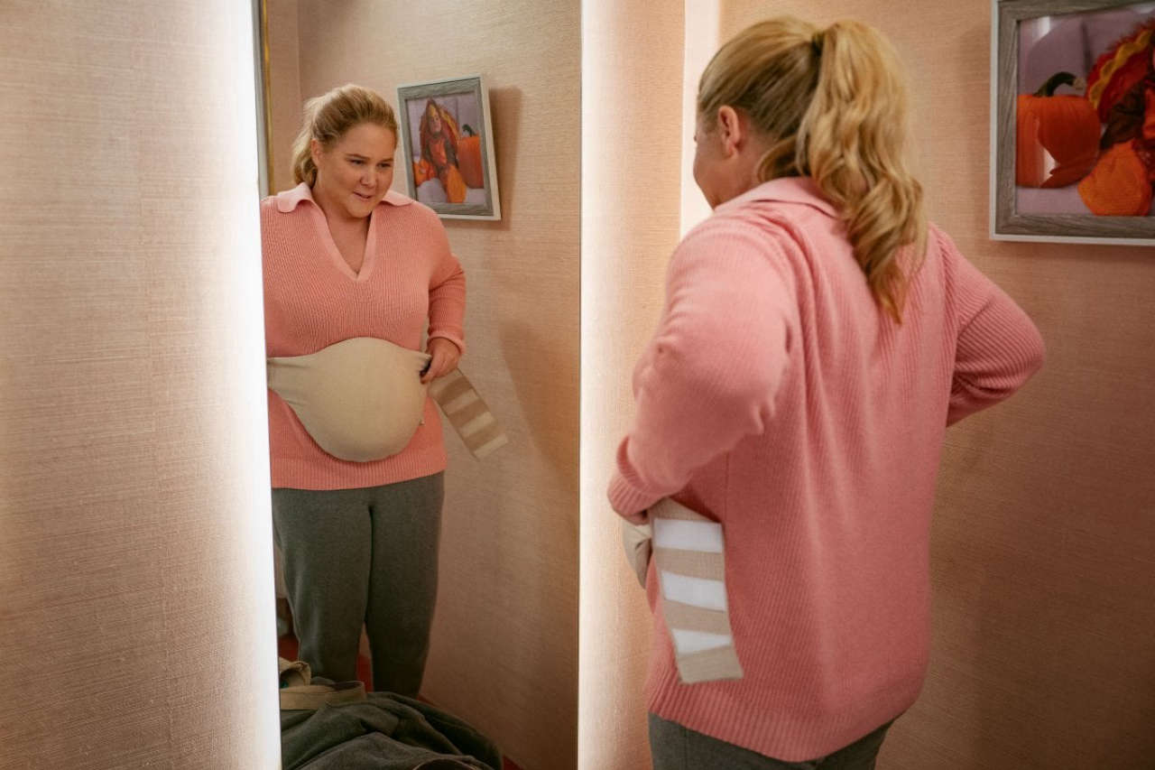 Kinda Pregnant esplora con umorismo la maternità tra invidia e relazioni: il nuovo film di Amy Schumer sorprende e fa riflettere.