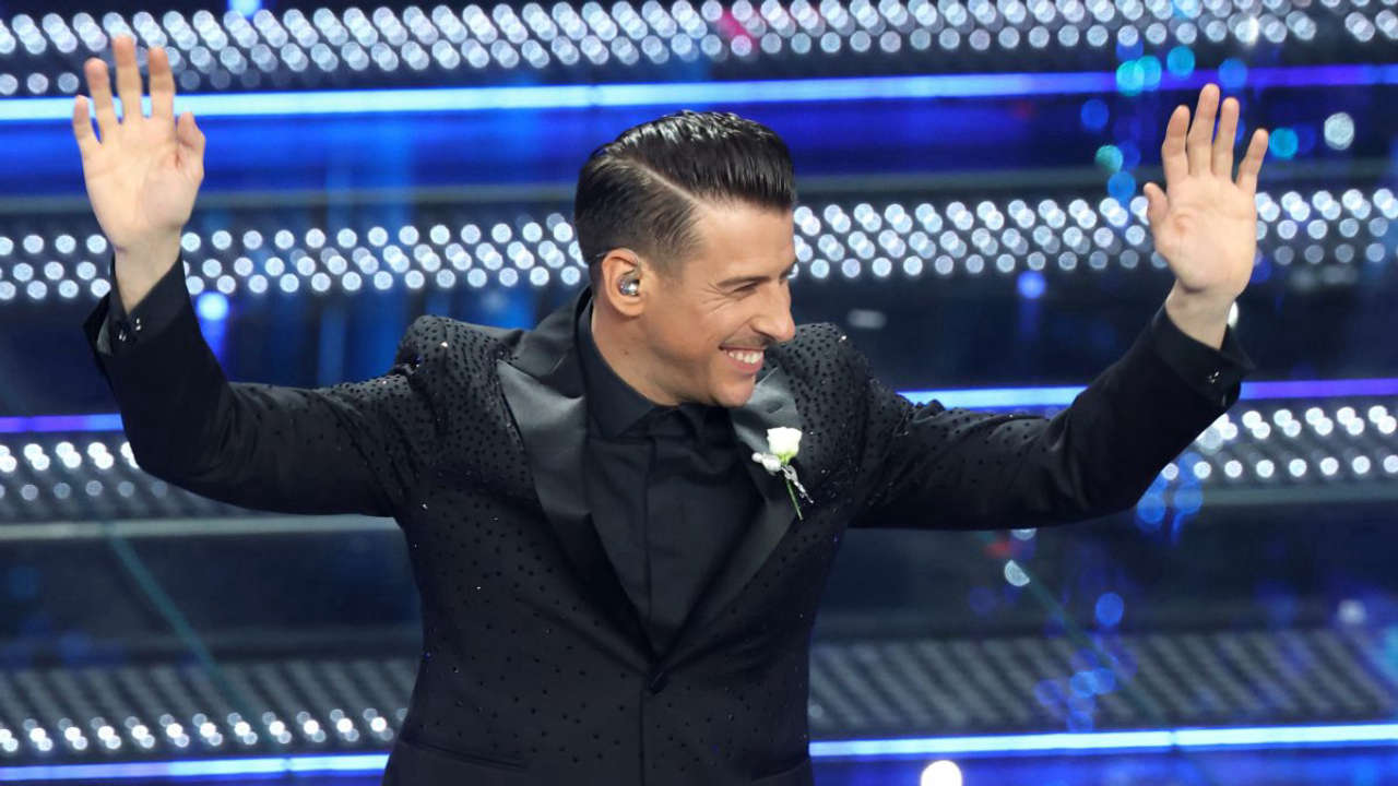 Francesco Gabbani al Festival di Sanremo con Viva la vita: un messaggio potente di serenità e riflessione profonda.