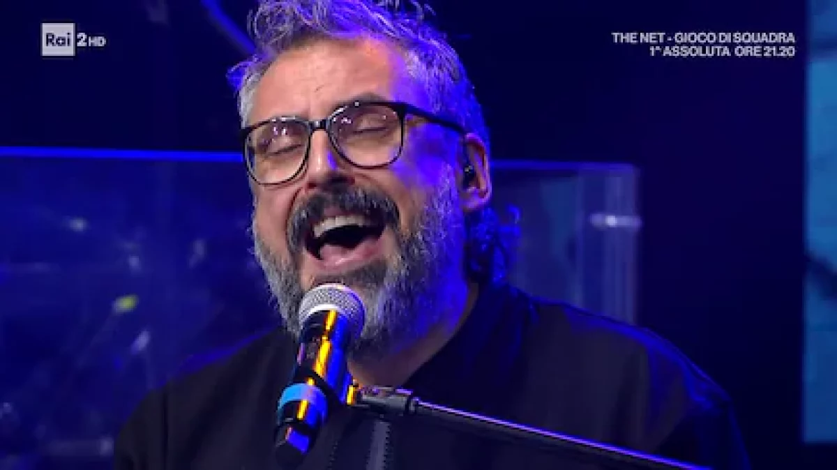 Sanremo 2025, abito Brunori SAS per terza serata Festival: look e stilista, vestito