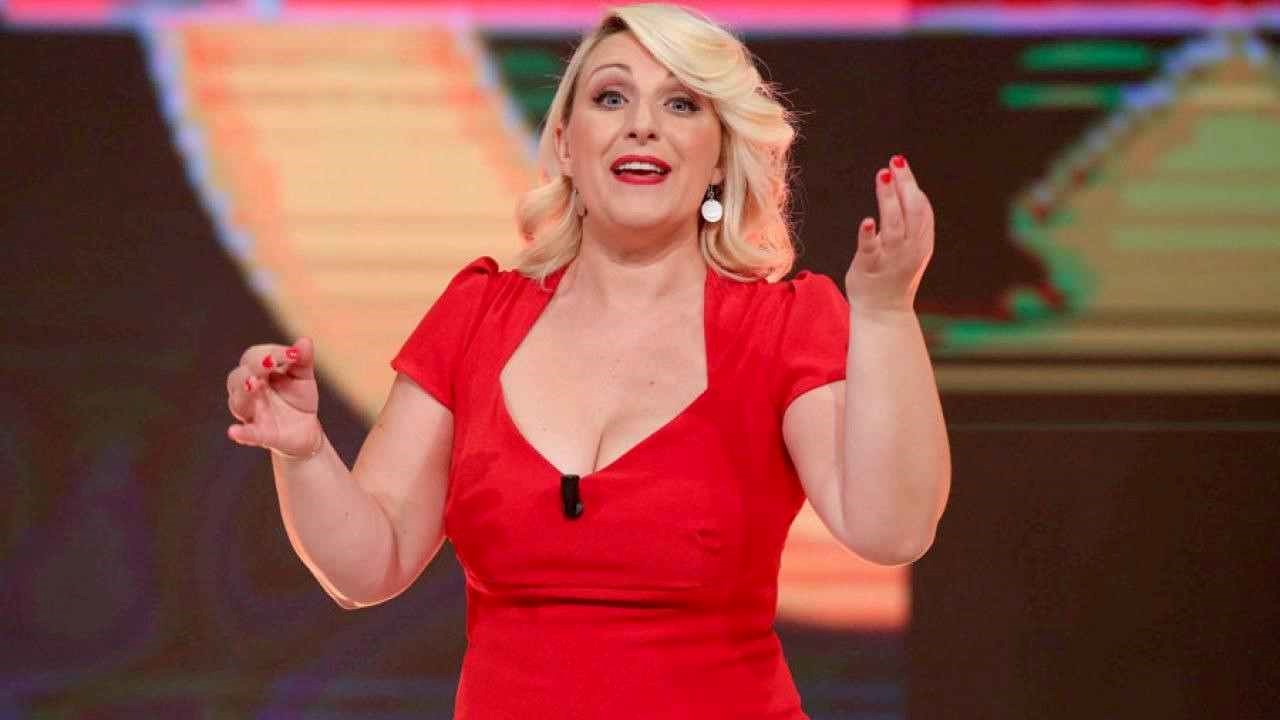 Sanremo 2025, abiti di Katia Follesa al Festival: abito, look, vestiti, stilista, vestito