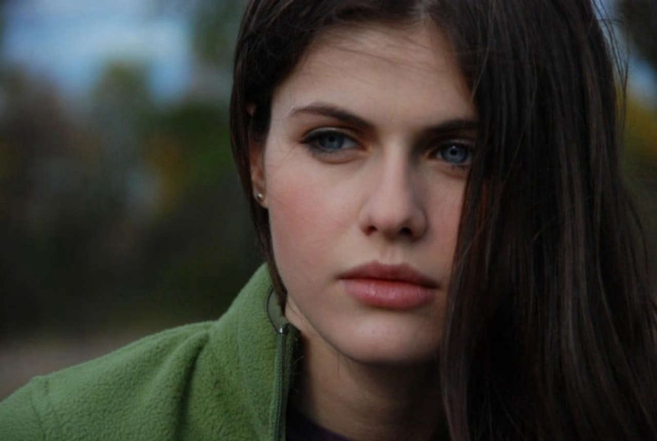 Alexandra Daddario sfida le critiche: il talento nascosto dietro la sua carriera tra Emmy e successi come The White Lotus