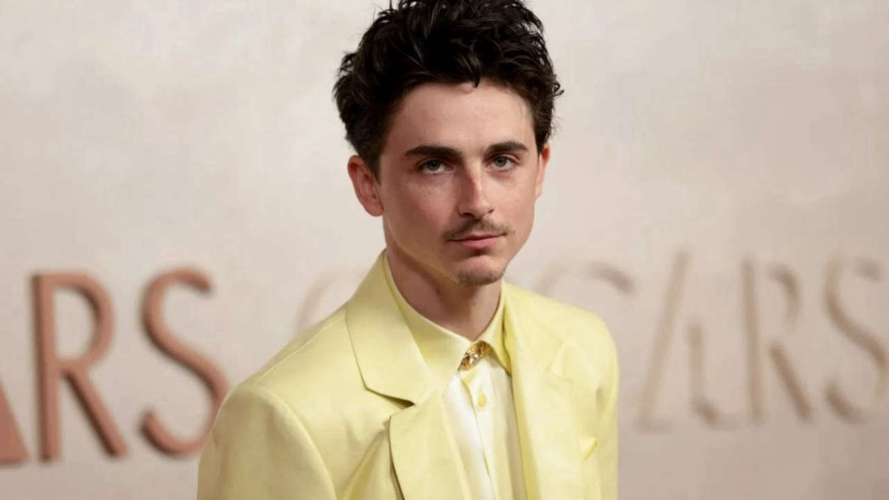 Timothée Chalamet sbaraglia agli Oscar 2025 con un look audace che rivoluziona la moda maschile sul red carpet