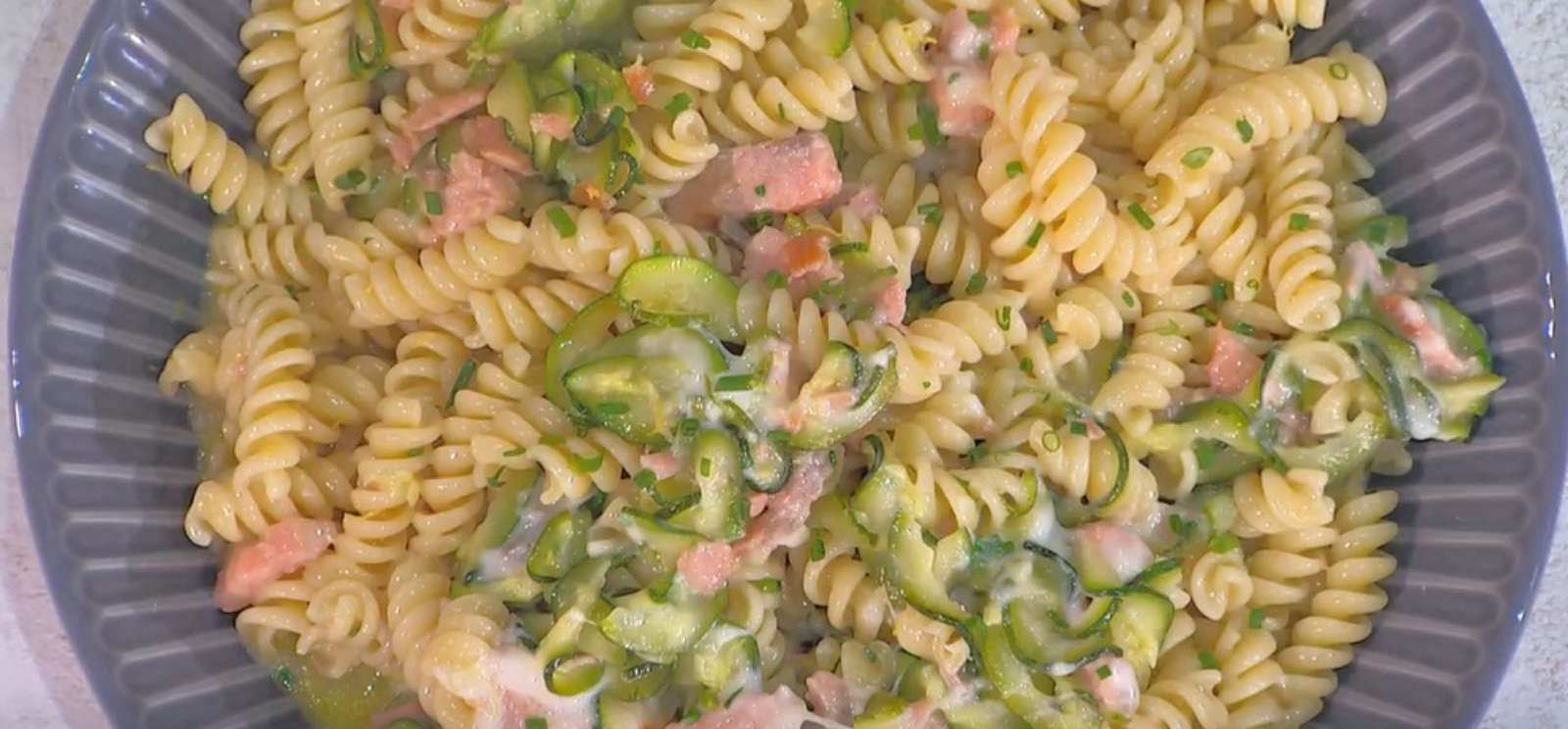 Fusilli zucchine salmone e stracchino di zia Cri | É sempre mezzogiorno, 20 marzo 2025